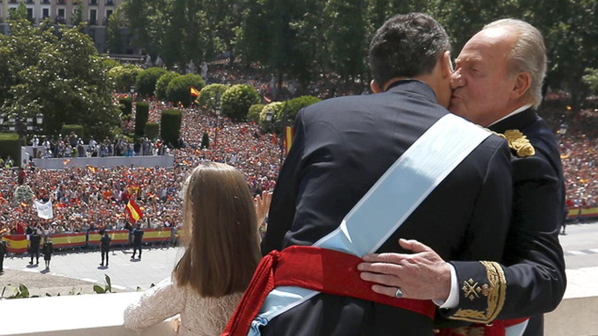 El rey Felipe VI saluda a don Juan Carlos desde el balcón central del Palacio de Oriente, junto a Leonor.