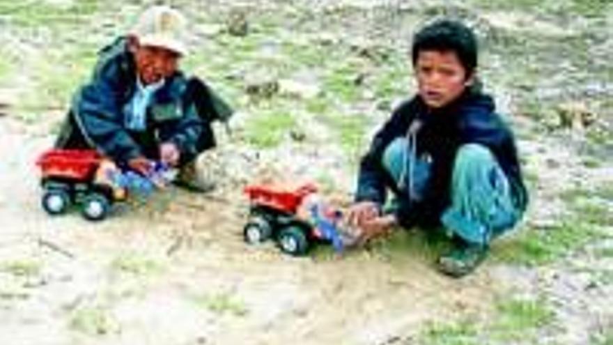 Un colectivo entregará a mil niños de Perú material escolar
