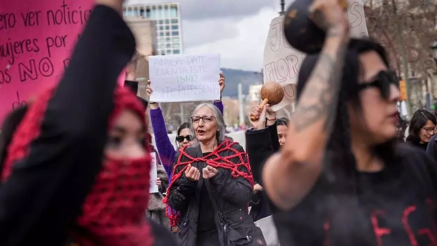 Miles de mujeres se manifiestan en Barcelona este 8M para reivindicar la lucha feminista