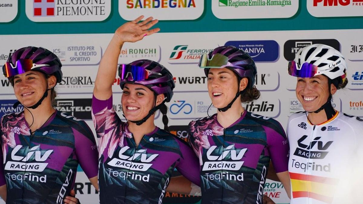 Mavi García, esta mañana, junto a sus compañeras de equipo, antes del inicio de la tercera etapa del Giro.