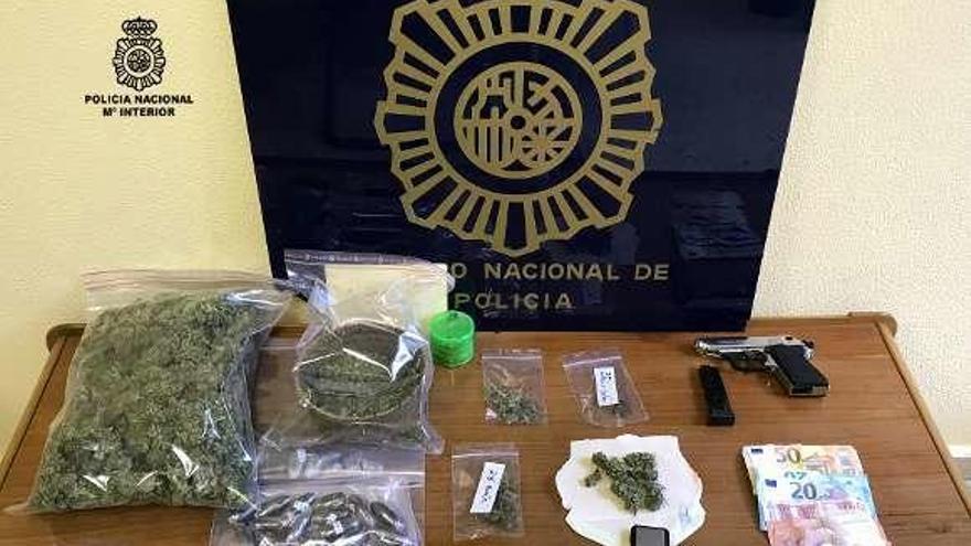 Droga y material incautado en una vivienda de O Polvorín. // FdV