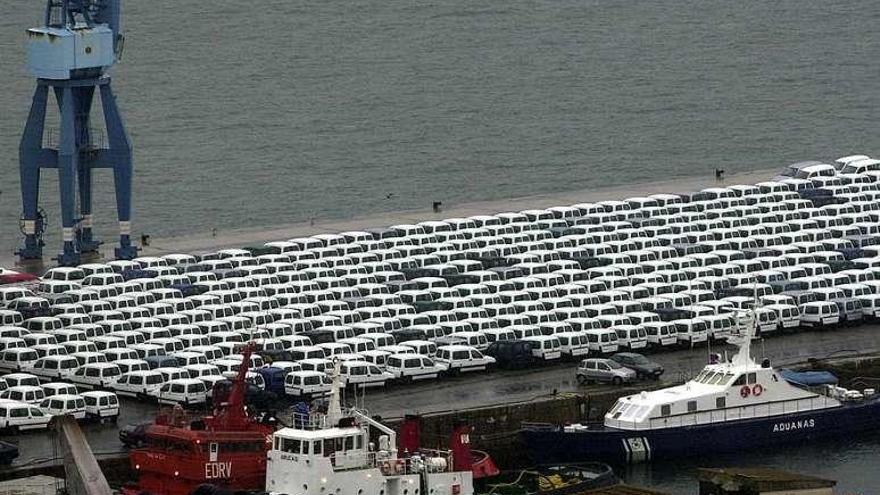 Coches de Citroën en la dársena de Bouzas en 2011. // De Arcos