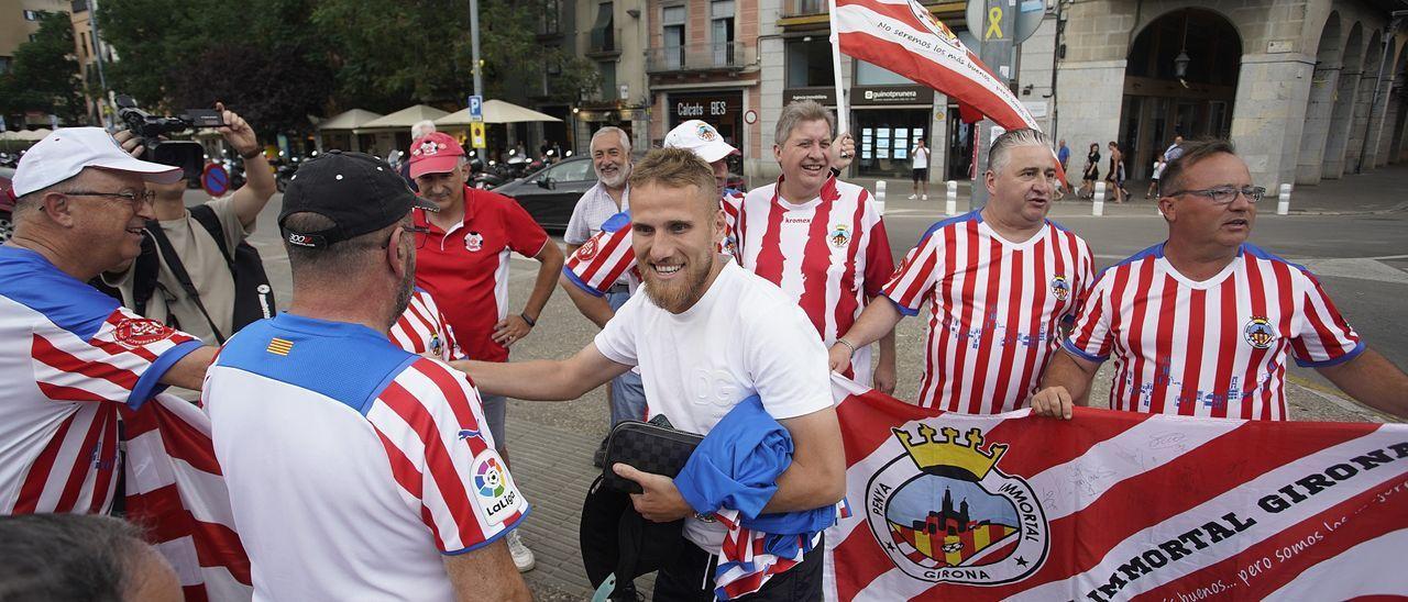 Els penyistes donen ànims a Samu Saiz