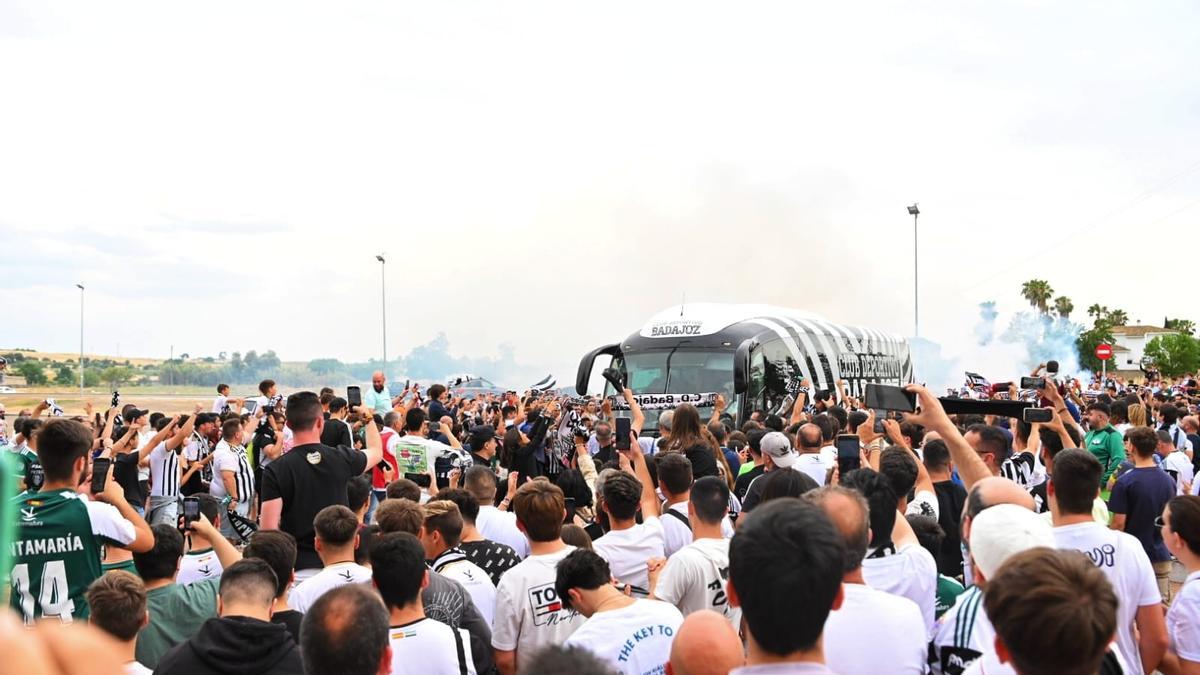 La afición del Badajoz rindió un multitudinario recibimiento al equipo