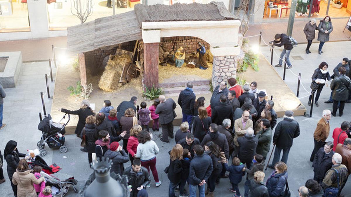 Representantes del Ayuntamiento y las entidades de Terrassa participan en la inauguración del Pesebre institucional.