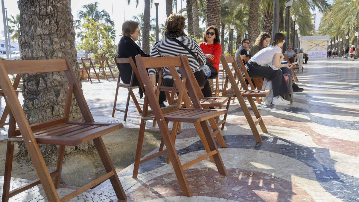 Vuelven las sillas de madera a la Explanada
