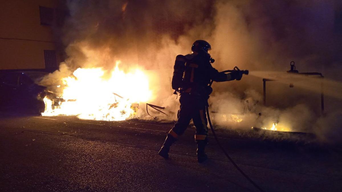 En imágenes: Cuatro contenedores calcinados y dos coches afectados por un incendio en Gijón