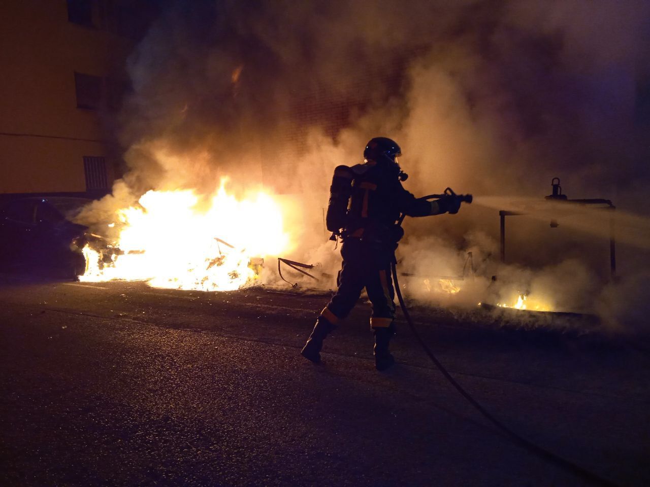 Cuatro contenedores calcinados y dos coches afectados por un incendio en Gijón