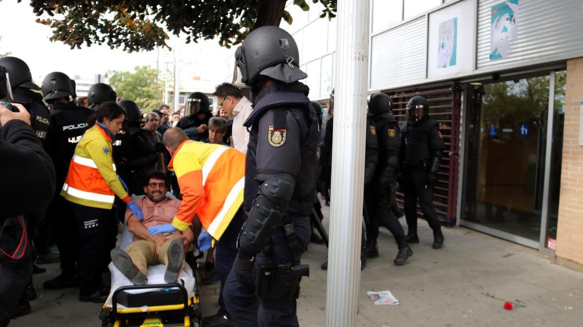 Els sanitaris s&#039;enduen un dels ferits després de la càrrega de la policia espanyola al CAP de Cappont de Lleida