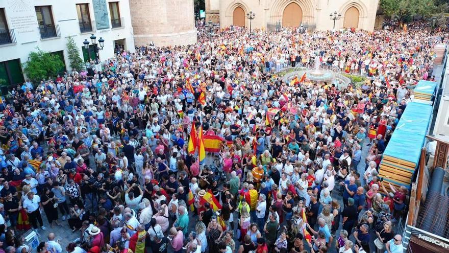 Castelló unterstützt Ceuta auf einem Plaza Mayor, der von spanischen Fahnen und Rufen gegen Sánchez bevölkert ist