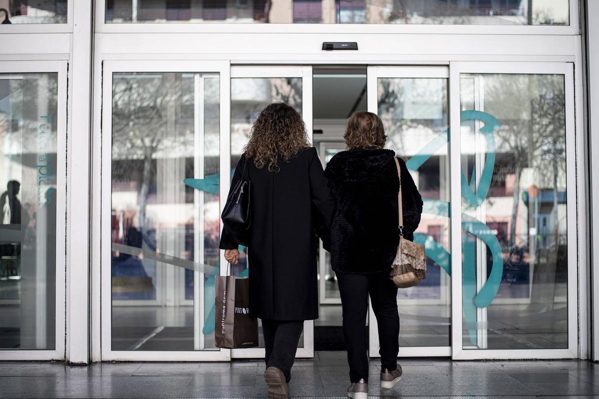 Domingo excepcional en el centro comercial Ruta de la Plata de Cáceres con motivo de las rebajas de enero