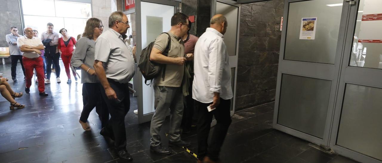 Los alcaldes entran en la sala de jurado para el primer encuentro entre las partes del juicio, este martes.