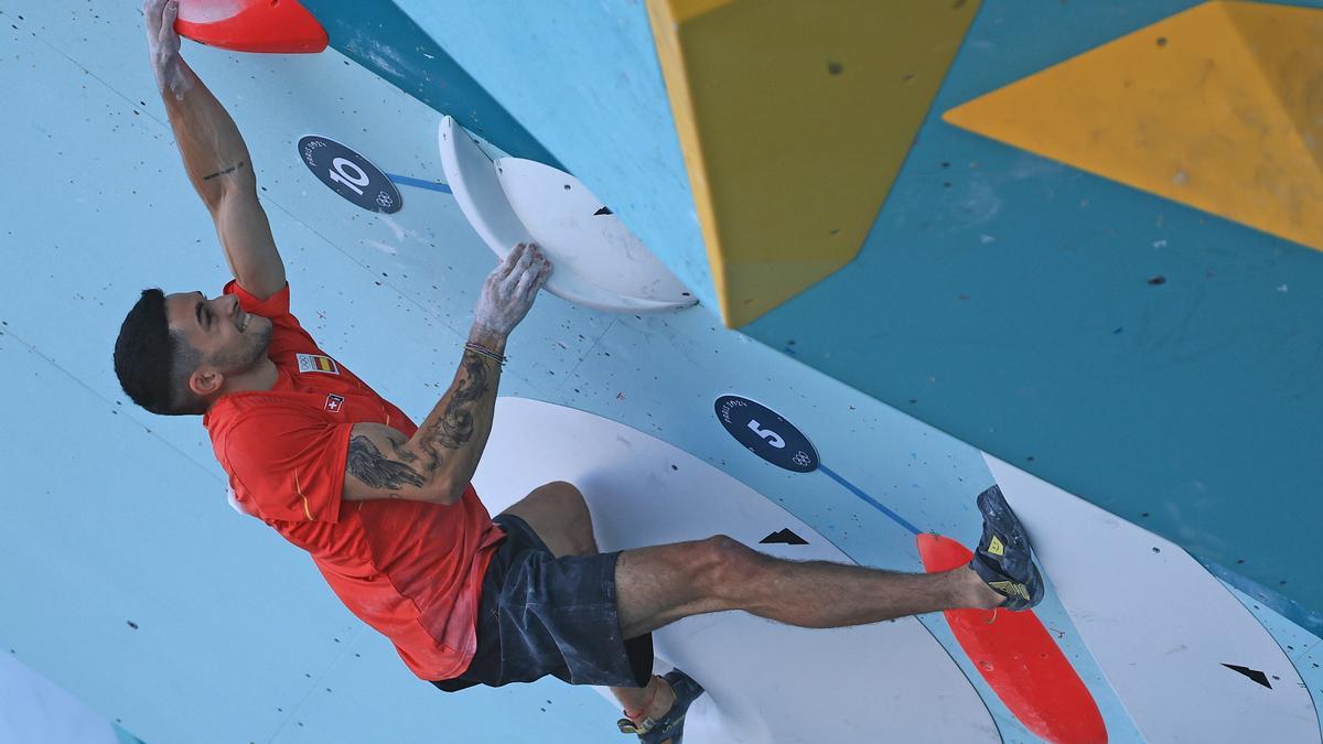 El escalador Alberto Ginés durante su estreno en los Juegos Olímpicos de París 2024.