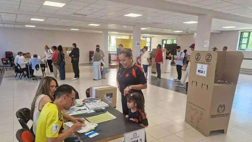 Un total de 1.272 colombianos participaron en Oviedo en las elecciones presidenciales de su país celebradas del pasado domingo, el 65 por ciento del padrón de inscritos