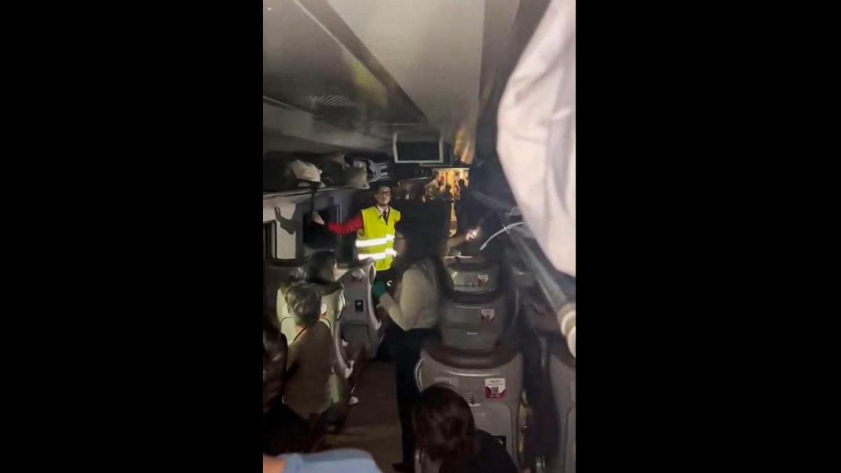Un trabajador de uno de los trenes siniestrados, a los pasajeros: "Si alguien tiene conocimientos en primeros auxilios que se mantenga pendiente"