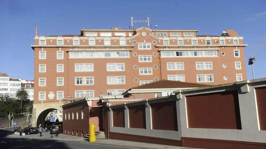 Muro de La Solana y hotel Finisterre.