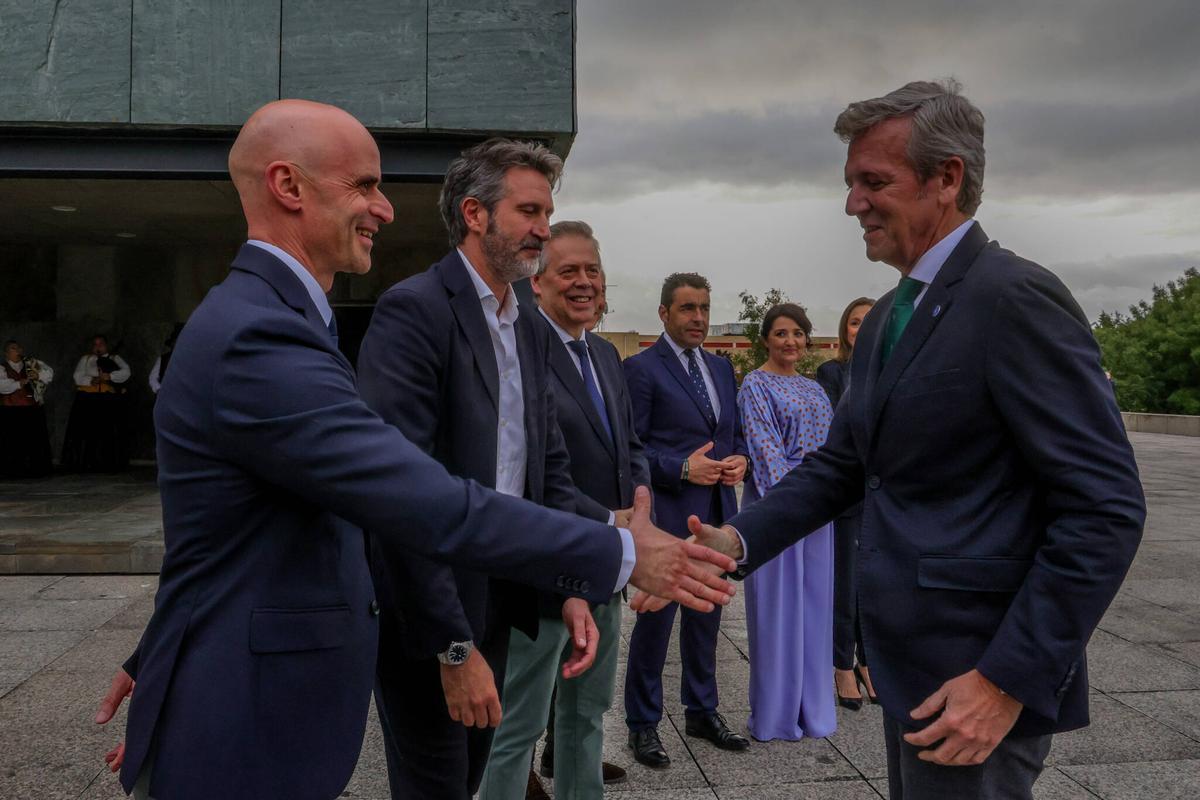 Alfonso Rueda, a la derecha, saluda al gerente del área sanitaria, José Flores, el alcalde de Vilagarcía, Alberto Varela, y el conselleiro de Sanidade, Antonio García Caamaño.