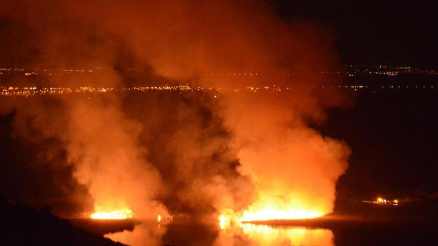 Incendio en el cañaveral de Cullera. Foto: Antonio Cortés