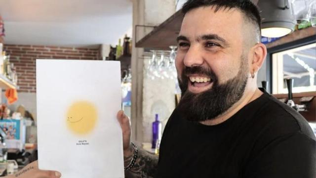 Arnau, feliz de recibir el Solete Repsol en su tasca. |  | CAN TINA