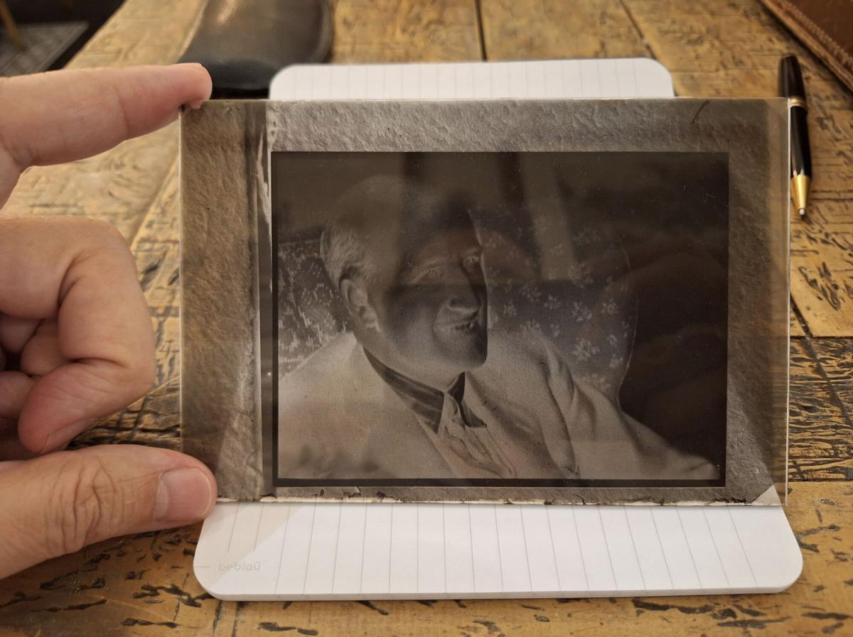 SEVILLA, 27/05/2026.- Varias de las imágenes encontradas en una maleta en Madrid, que contenía en torno a 500 fotografías inéditas del Premio Nobel sevillano Vicente Aleixandre, que ahora se van a catalogar y digitalizar para facilitar su conservación y consulta por parte de la Asociación de Amigos del autor. EFE/Asociación de Amigos de Vicente Aleixandre/SOLO USO EDITORIAL/SOLO DISPONIBLE PARA ILUSTRAR LA NOTICIA QUE ACOMPAÑA (CRÉDITO OBLIGATORIO)