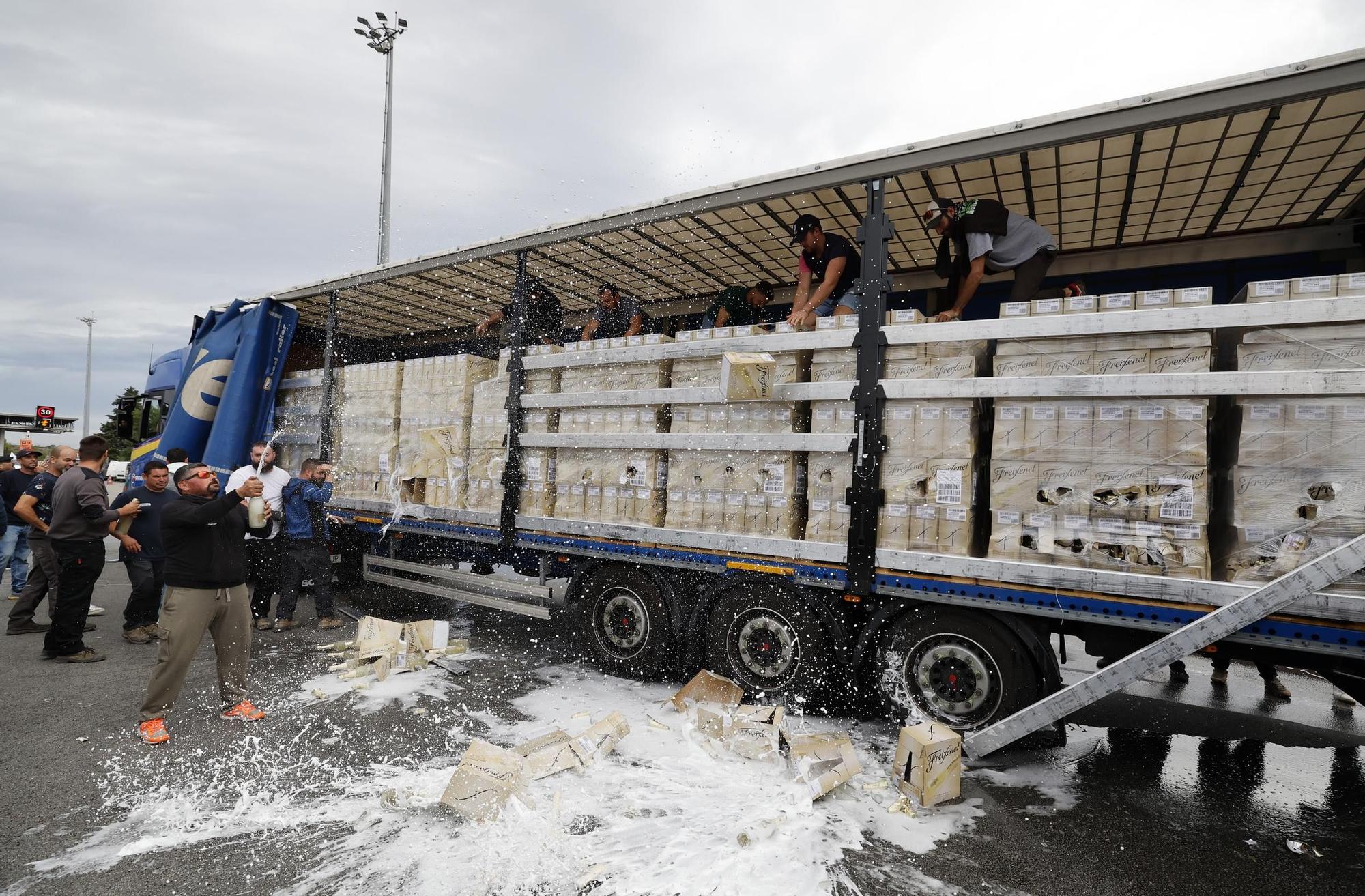 Tallada l'autopista a la frontera per una manifestació de viticultors a l'A-9 al Voló