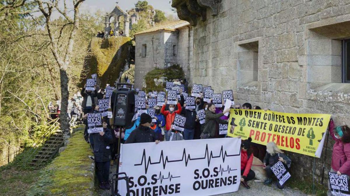 Asistentes a la caminata-protesta, en el monasterio.