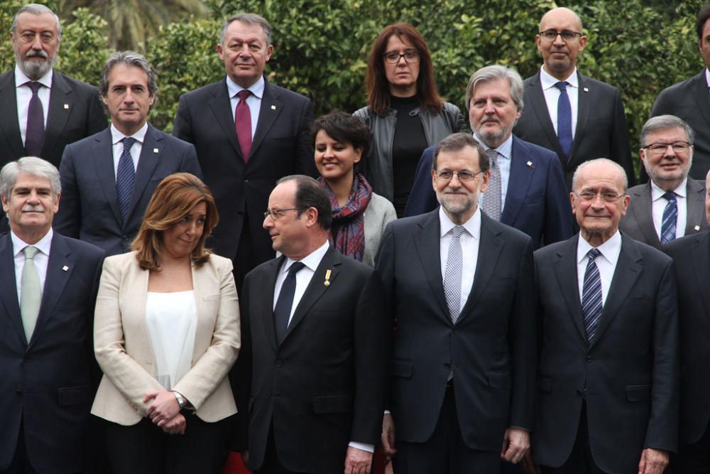 François Hollande y Mariano Rajoy son recibidos con honores junto al Ayuntamiento de Málaga. Antes del almuerzo, han visitado el Museo de Málaga.