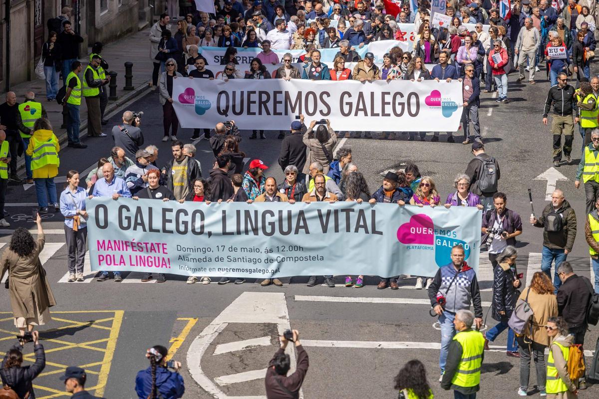 O galego inunda Santiago nun 17 de maio de reivindicación e festa: "Begoña Caamaño tería estado aquí con nós"