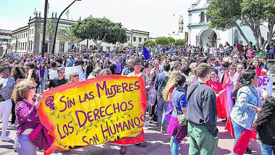 Manifestación celebrada, ayer, en Puerto del Rosario por el colectivo de mujeres.