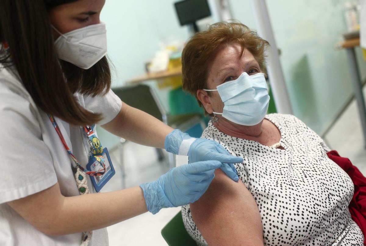 Sanitat dona llum verda, sense data, a la quarta dosi de la vacuna covid en persones més grans de 60