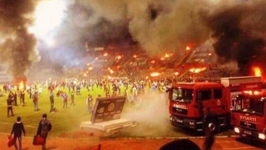 Queman su propio estadio tras el descenso del equipo