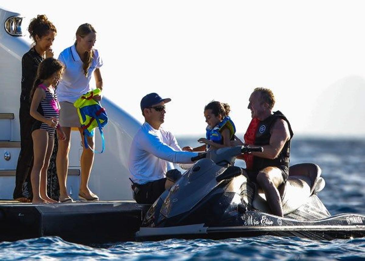 Salma Hayek con su hija Valentina mientras que una amiguita se baja de la moto acuática pilotada por François-Henri Pinault