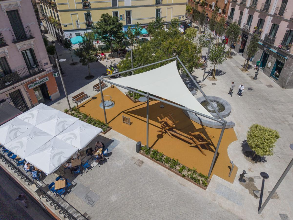 La nueva Plaza del Rastrillo ha presentado una zona de juegos infantiles con techo de sombra