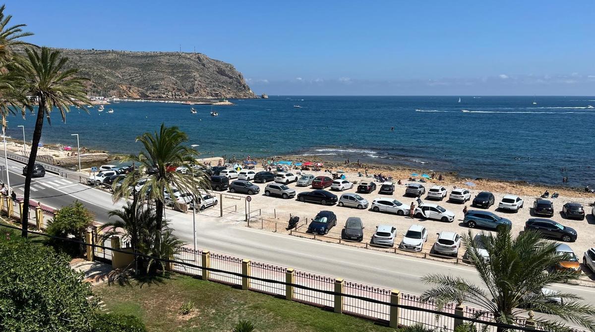 Los coches invaden la primera línea costera