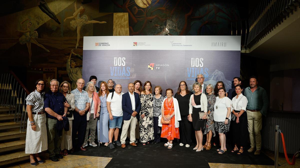 Miembros de la Asociación de Victimas del Terrorismo (AVT) posan con alcaldesa de Zaragoza, Natalia Chueca (c-i), durante el estreno del documental 'Dos Vidas' este martes, en la capital aragonesa.