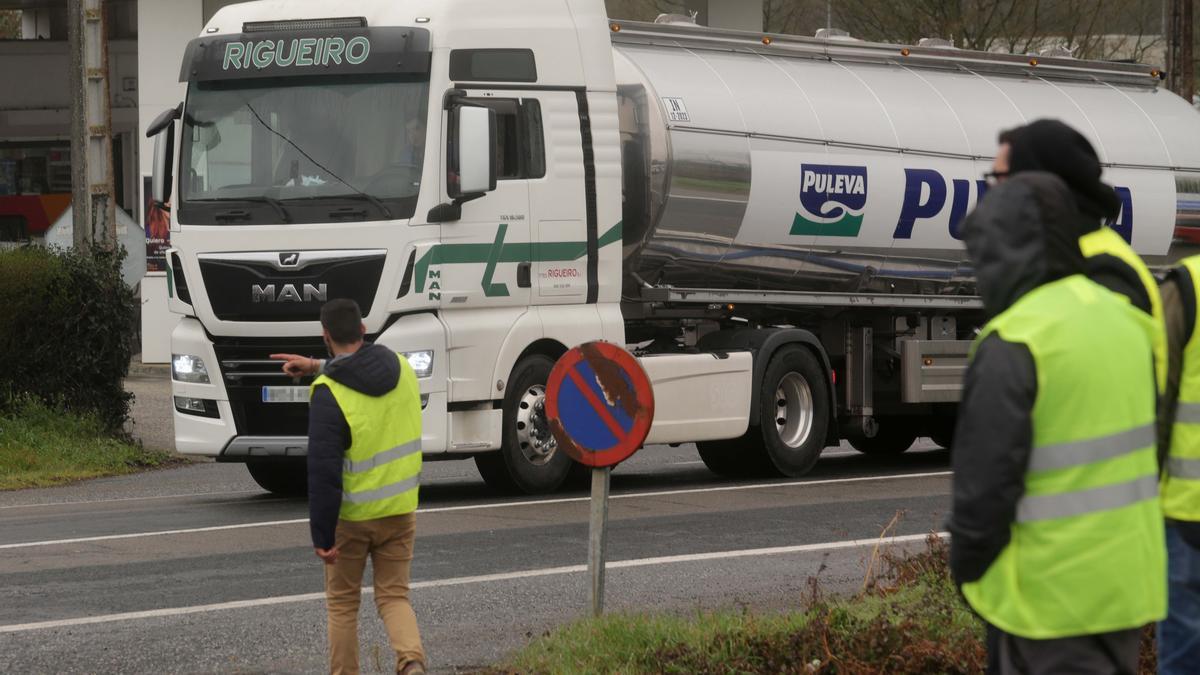 Transportistas forman piquetes en Rábade, Lugo.