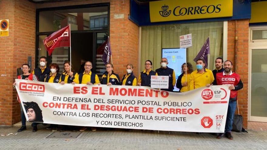 Protesta de los trabajadores en la oficina de Correos del Port de Sagunt.