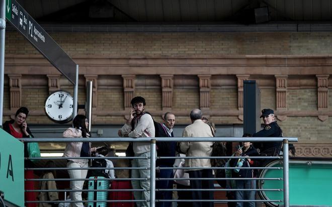 Viajeros en la estación de Atocha después del apagón eléctrico del día 28