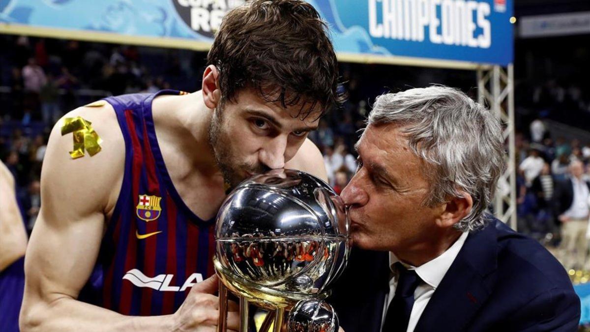 Pesic besa la Copa junto al capitán, Ante Tomic