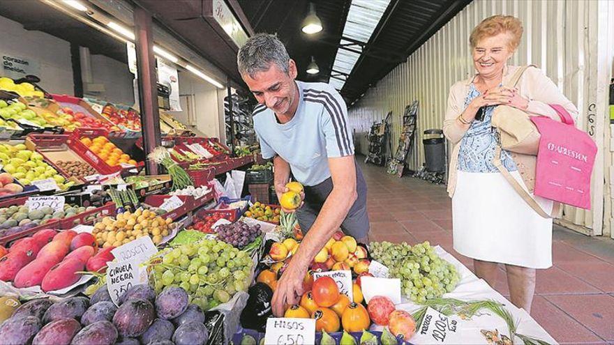 Consumidores en una tienda de frutas y verduras, en una imagen de archivo.