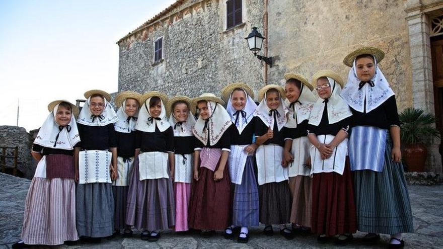 So ziehen sich die Kinder in Petra zum ball de bot an.