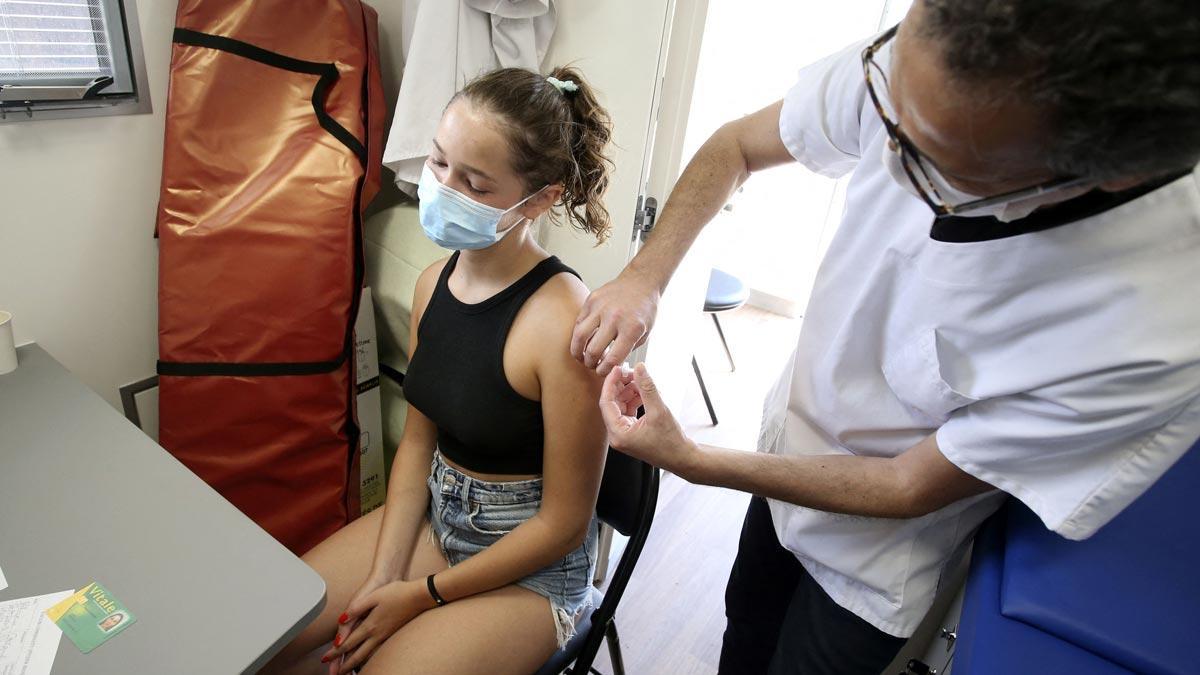 Una joven se vacuna contra el covid en Aregno, en Córcega