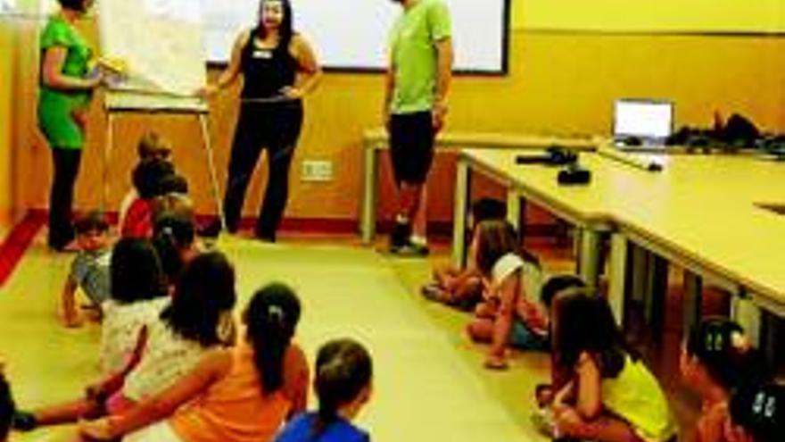 La biblioteca ofrece talleres y cuentacuentos para niños