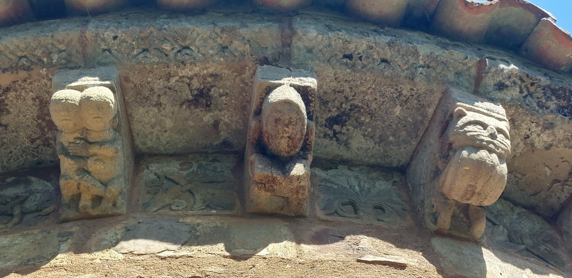 Una historia de casi mil años, las cabezas de pico vikingas y el espectáculo del ábside con 24 figuras de monstruos, juglares y enamorados: así es San Esteban de los Caballeros, joya del patrimonio de Siero