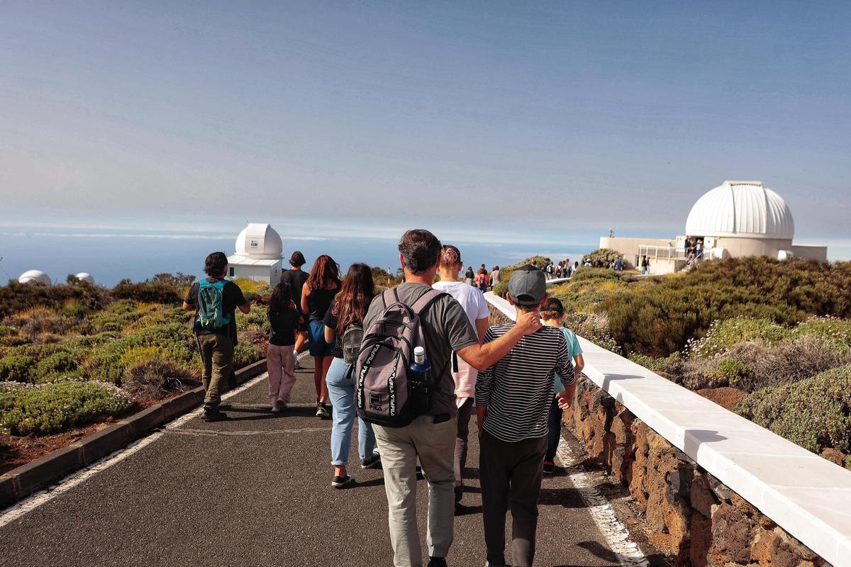 Un grupo de personas acuden a las jornadas abiertas del Observatorio del Teide para conocer el corazón de la astrofísica canaria.