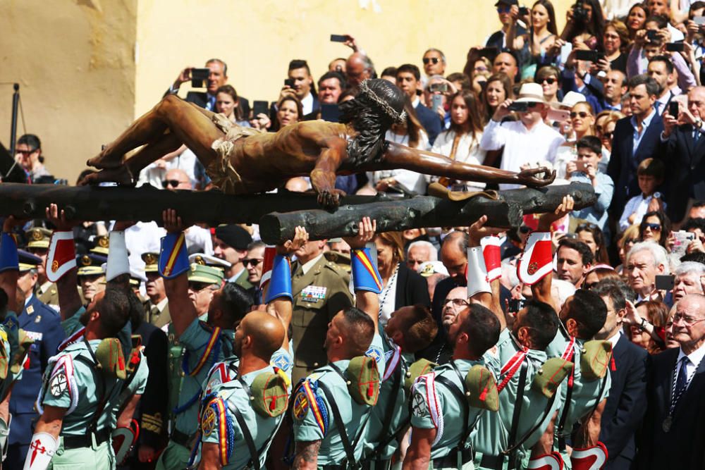 El traslado del Cristo de la Buena Muerte a cargo de la Legión volvió a congregar a numeroso público en la explanada de Santo Domingo