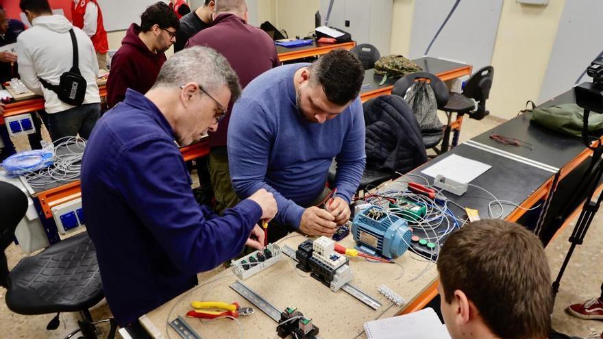 "Hace falta mano de obra, hay mucho aparato estropeado, es la oportunidad para formarse"