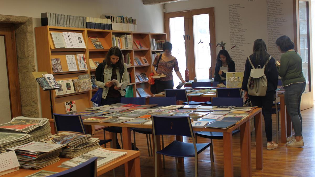 Fotos de participantes no Libro por Libro na Biblioteca da Fundación Eugenio Granell e o cartel da actividade
