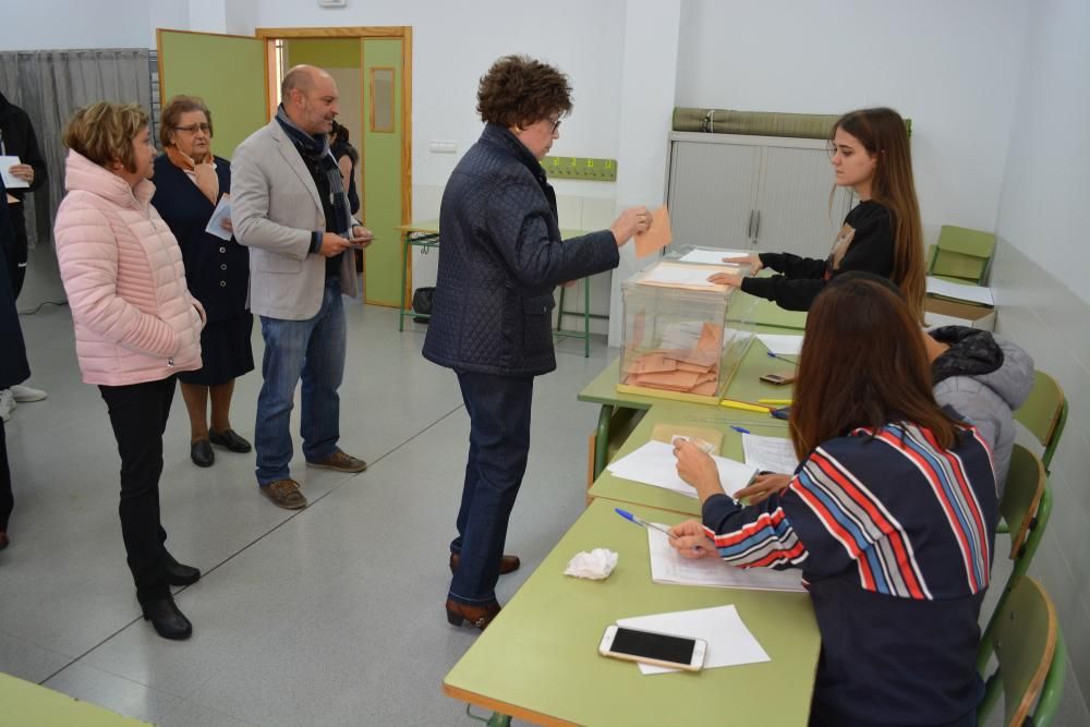 Los murcianos acuden a las urnas para votar en las