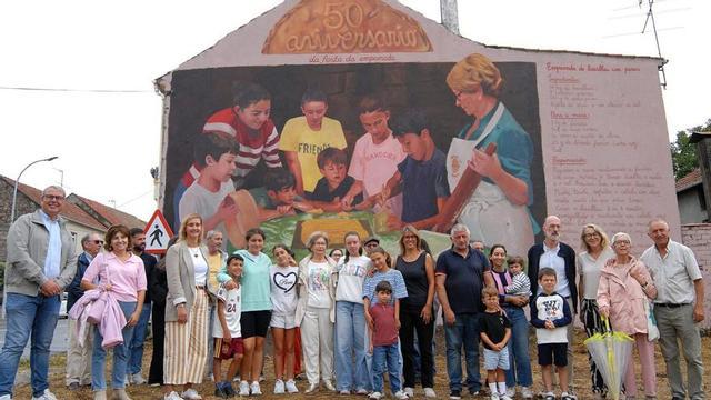 Inauguración del mural, ayer, en la localidad.  | BERNABÉ/JAVIER LALÍN
